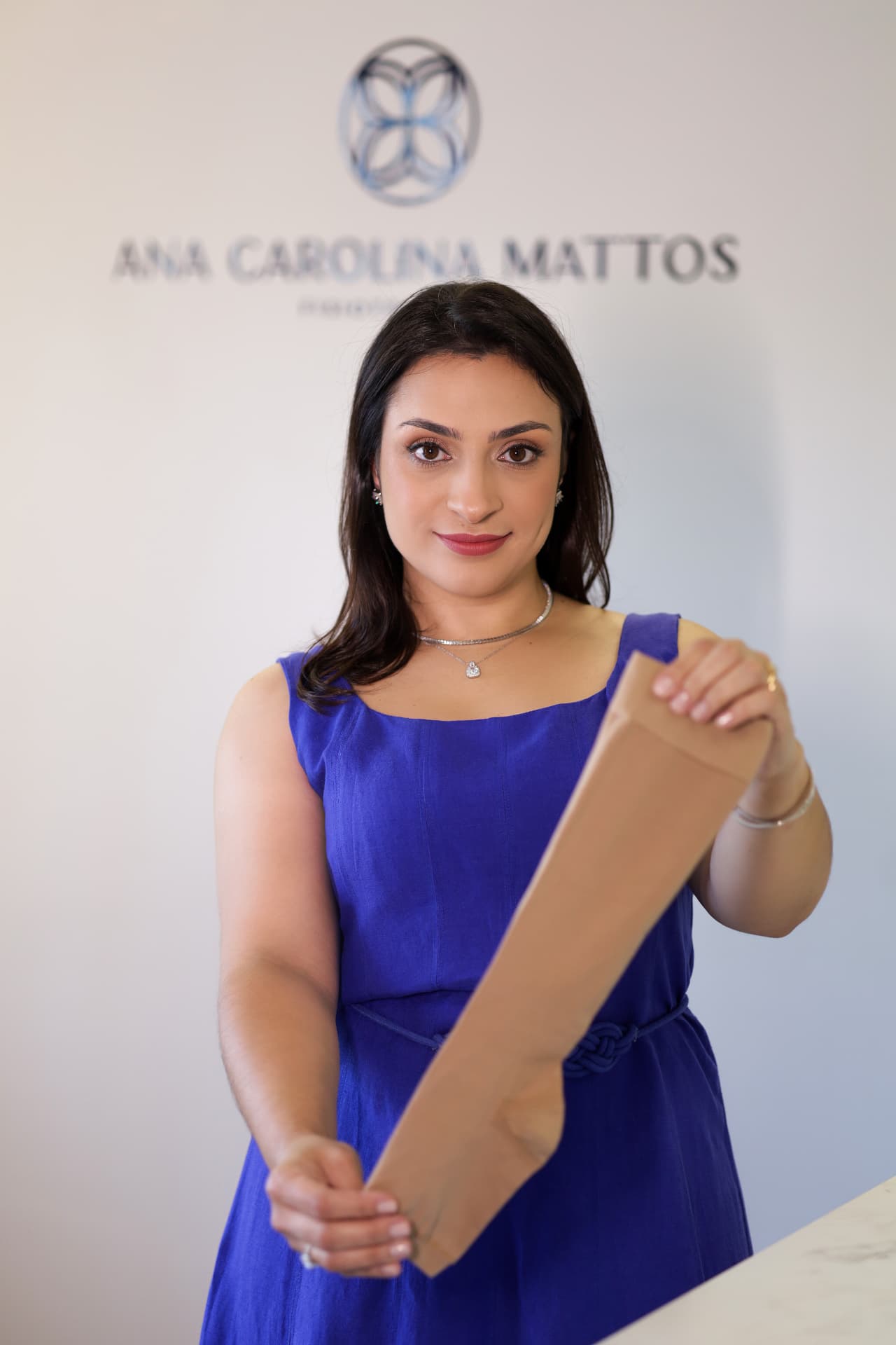 Ana Carolina Mattos apresentando uma braçadeira de compressão